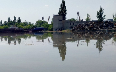 Zalany obszar po wysadzeniu zapory wodnej w Kachowce
