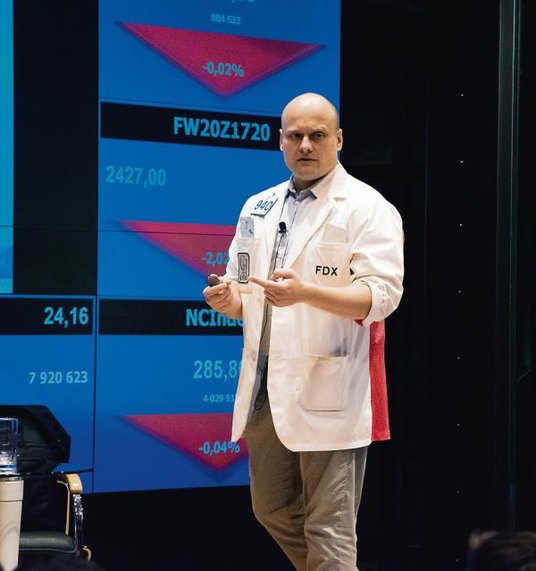 Gwiazdy #InwestStory. Z lewej Filip Duszczyk z GPW w stroju z czasu jego pracy na giełdzie w Chicago