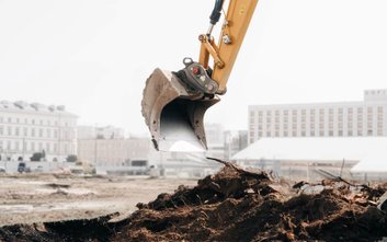 Na teren po Pałacu Bruhla wrócili archeologowie, będą badać teren do niedawna obsadzony drzewami