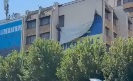 Kosowo. W odpowiedzi na słowa Zełenskiego władze Prisztiny usunęły ogromną flagę Ukrainy