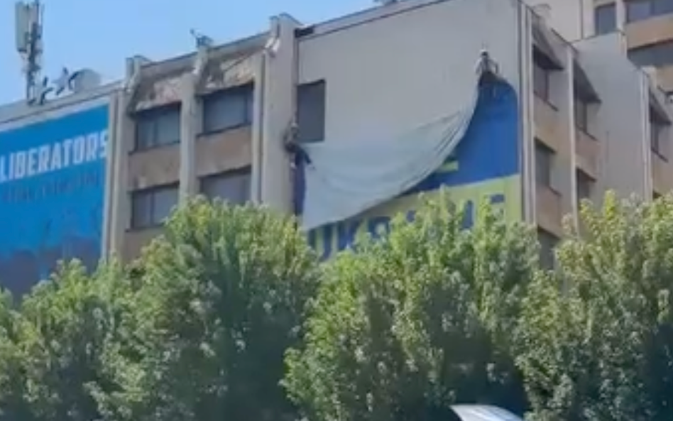 Kosowo. W odpowiedzi na słowa Zełenskiego władze Prisztiny usunęły ogromną flagę Ukrainy