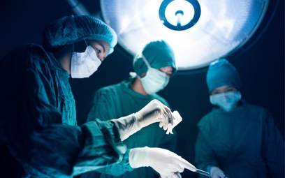 Lekarze: rezydenci chirurgii walczą o dostęp do stołu operacyjnego