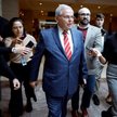 Bob Menendez próbował wyjaśnić dziennikarzom, skąd się wzięły pieniądze w jego bieliźniarce