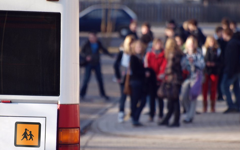 UOKiK ukarał właśnie firmy transportowe za zmowę w przetargu na dowóz dzieci do szkół. Prowadzi też 