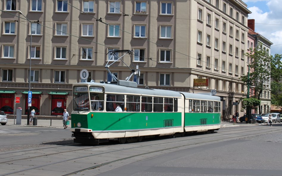 Prawdziwa komunikacyjna perełka z Poznania – zielony tramwaj 102N, znany jako „kanciak”