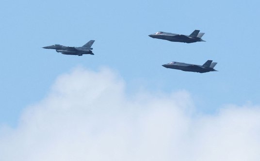 Przelot F-35 nad Warszawą
