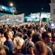 Według policji przed Pałac Prezyden-cki przyszło ponad tysiąc osób. Media szacowały ich liczbę nawet