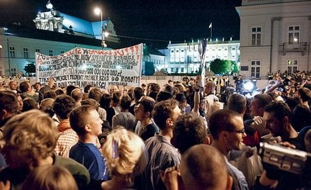 Według policji przed Pałac Prezyden-cki przyszło ponad tysiąc osób. Media szacowały ich liczbę nawet