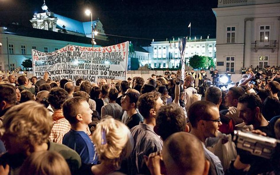 Według policji przed Pałac Prezyden-cki przyszło ponad tysiąc osób. Media szacowały ich liczbę nawet