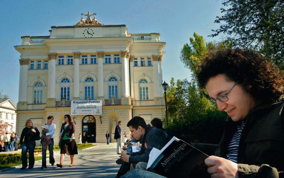 Odrębne rachunki dla studentów są zwykle mniej atrakcyjne od ogólnodostępnych kont internetowych