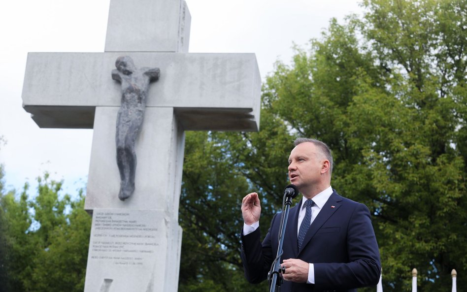 Prezydent Andrzej Duda w czasie uroczystości na skwerze Wołyńskim w Warszawie