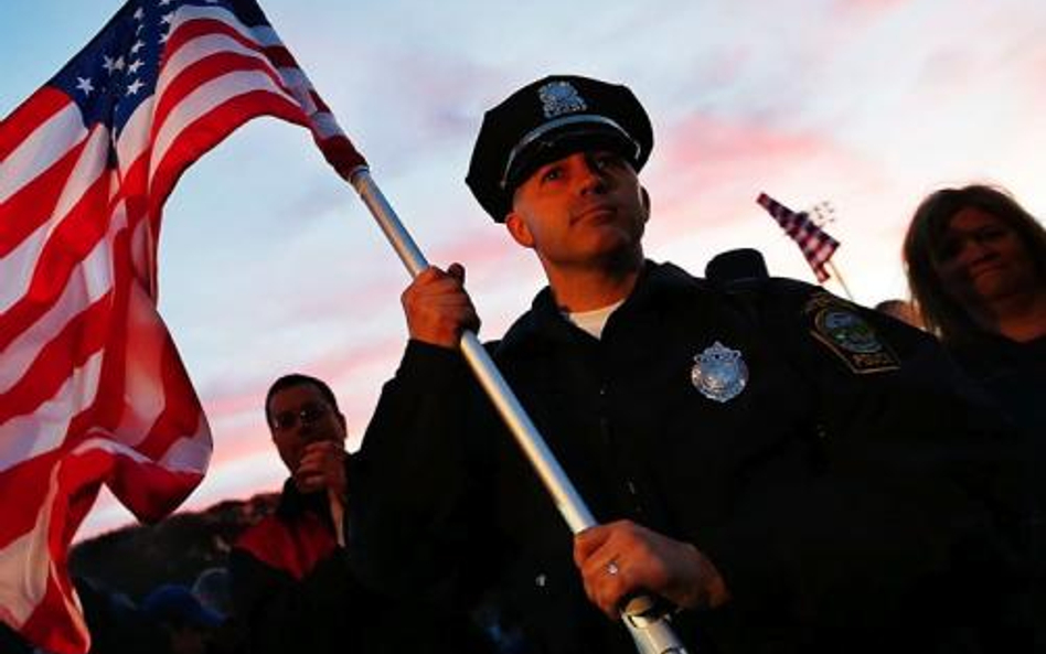 Radość Bostonu – policjant podczas spontanicznej demonstracji po ujęciu Carnajewa.