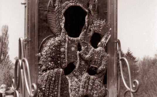 Czarna Madonna w diamentowej sukience