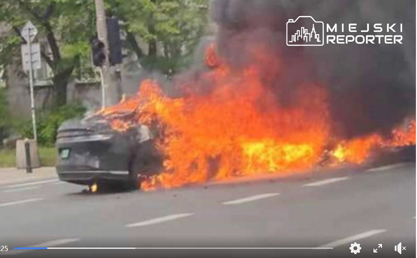 Luksusowy samochód elektryczny zapalił się po wypadku w Warszawie