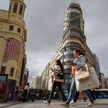 Gran Via w centrum Madrytu. Polacy najchętniej emigrowaliby do Hiszpanii