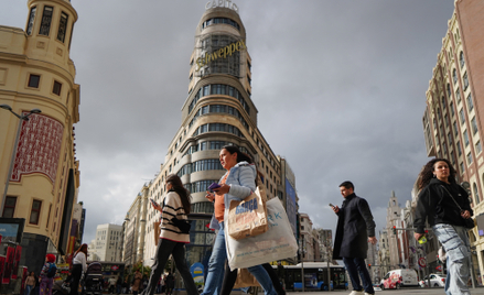 Gran Via w centrum Madrytu. Polacy najchętniej emigrowaliby do Hiszpanii