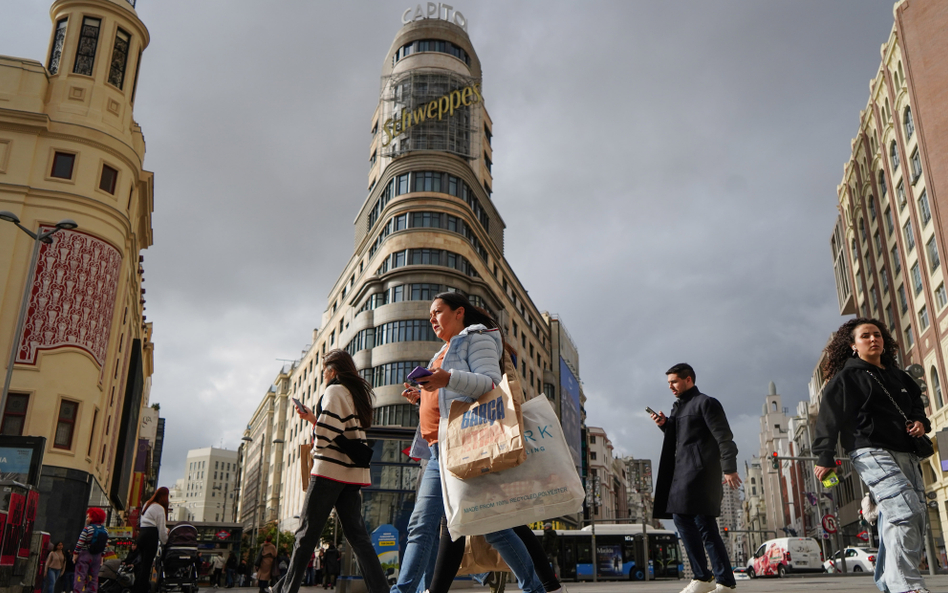 Gran Via w centrum Madrytu. Polacy najchętniej emigrowaliby do Hiszpanii