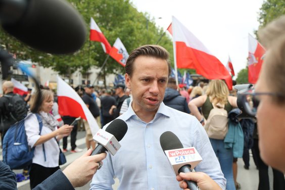 Lider Konfederacji Krzysztof Bosak wśród uczestników marszu przeciwko imigracji w Warszawie