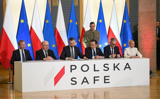 Od lewej: komisarz UE ds. budżetu Piotr Serafin, komisarz UE ds. obrony Andrius Kubilius, wicepremie