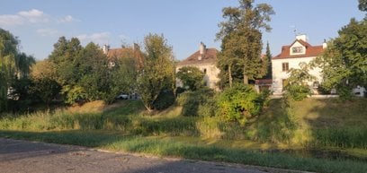 Fosa Legionów Dąbrowskiego, malowniczy akwen otaczający dawny fort carski zmaga się z probleme obniż