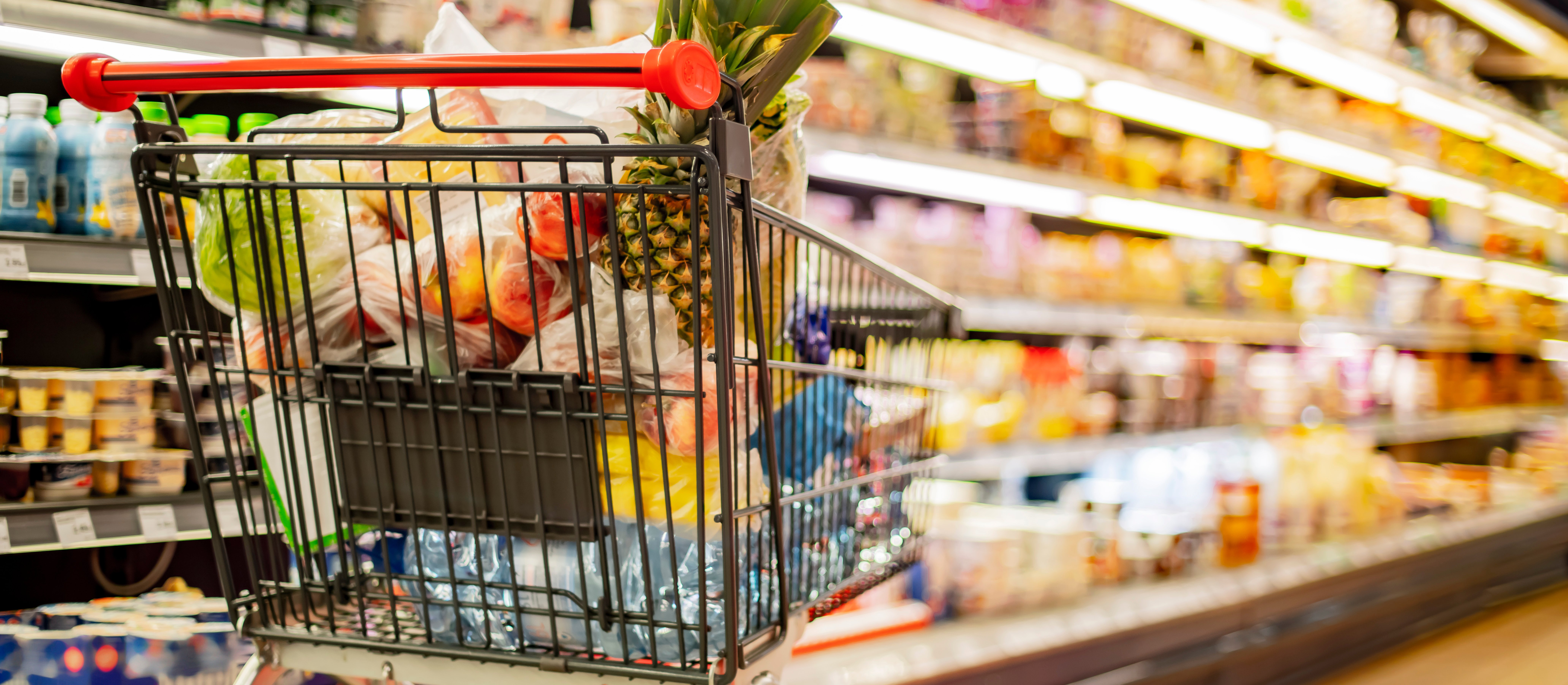 Czy wchodząc do sklepu trzeba zabierać koszyk? Klienci zapominają o tych zasadach