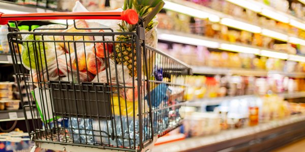 Czy wchodząc do sklepu trzeba zabierać koszyk? Klienci zapominają o tych zasadach