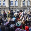 Uciekinierzy z Ukrainy przed dworcem w Przemyślu