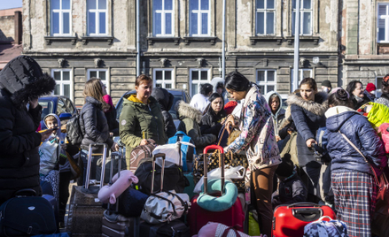 Uciekinierzy z Ukrainy przed dworcem w Przemyślu