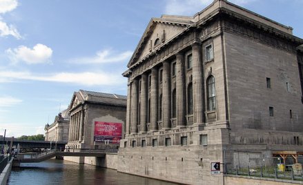 Muzeum Pergamońskie mieści się na Museuminsel, wyspie na Szprewie w Berlinie. Sąsiaduje z tak znanym