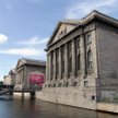 Muzeum Pergamońskie mieści się na Museuminsel, wyspie na Szprewie w Berlinie. Sąsiaduje z tak znanym