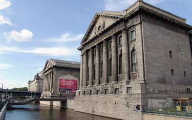 Muzeum Pergamońskie mieści się na Museuminsel, wyspie na Szprewie w Berlinie. Sąsiaduje z tak znanym