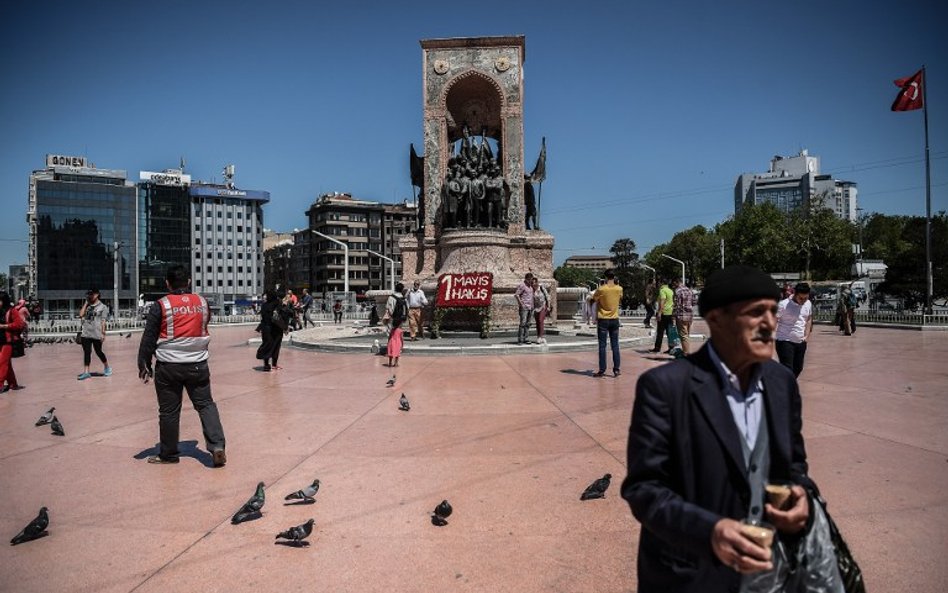 Plac Taksim w Stambule, Pomnik Republiki