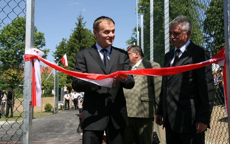 Premier Donald Tusk otwiera boisko w Izdebkach