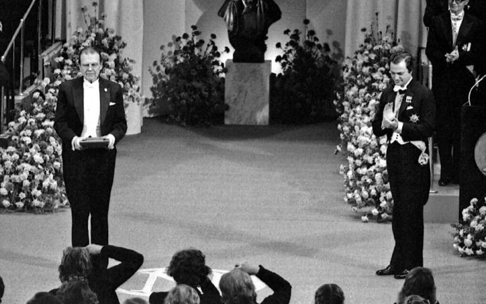 Czesław Miłosz podczas ceremonii wręczenia Nagrody Nobla, Sztokholm, 10 grudnia 1980 r. SB oceniała,