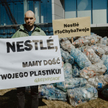 350 kg śmieci pod siedzibą Nestlé. "Tyle produkują w 5 sekund"