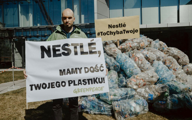 350 kg śmieci pod siedzibą Nestlé. "Tyle produkują w 5 sekund"