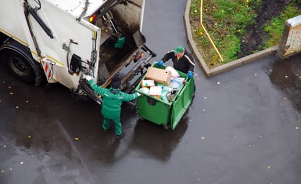 Opłata śmieciowa jest elementem kalkulacyjnym czynszu. Jak rozliczyć VAT?