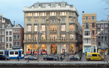 Sklep H&M w Amsterdamie mieści się w kamienicy, w której w przeszłości znajdował się luksusowy holen