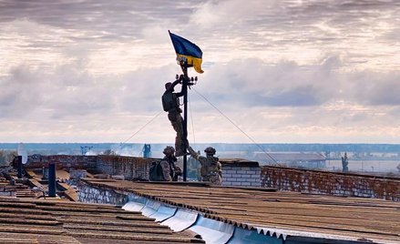 Moment zatknięcia ukraińskiej flagi nad budynkiem szpitala w miejscowości Wysokopilla