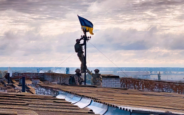 Moment zatknięcia ukraińskiej flagi nad budynkiem szpitala w miejscowości Wysokopilla
