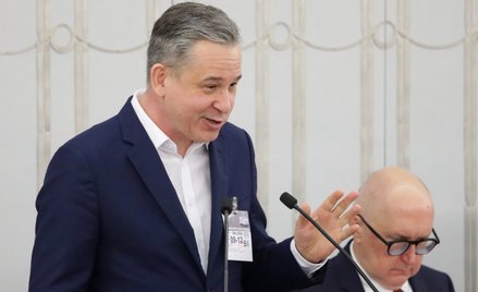 Przewodniczący Rady Fiskalnej Sławomir Dudek (L) na sali obrad Senatu w Warszawie