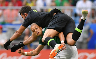Alisson przeskakuje Javiera Hernandeza w meczu Brazylia - Meksyk na mistrzostwach świata