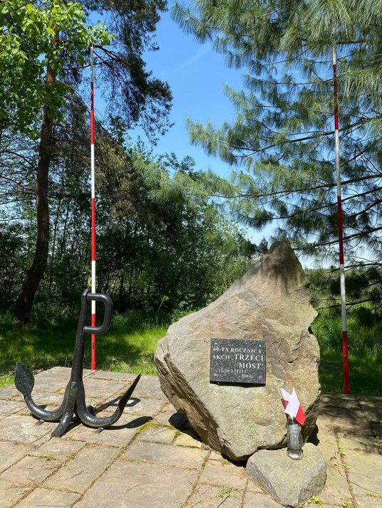 Obelisk upamiętniający operację „Most III” nieopodal lądowiska „Motyl”, Wał-Ruda