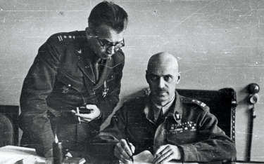 Generał Władysław Anders, dowódca Armii Polskiej w ZSRR, i płk dypl. Leopold Okulicki – w gabinecie 