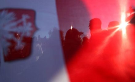 Ściągnęli flagę, by się nią pobawić