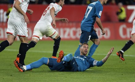 Sergio Ramos trafia do własnej bramki i pudłuje z karnego