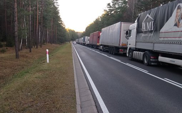 Tiry z Rosji i Białorusi w gigantycznych kolejkach na granicy