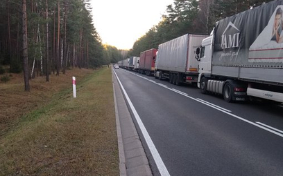 Tiry z Rosji i Białorusi w gigantycznych kolejkach na granicy