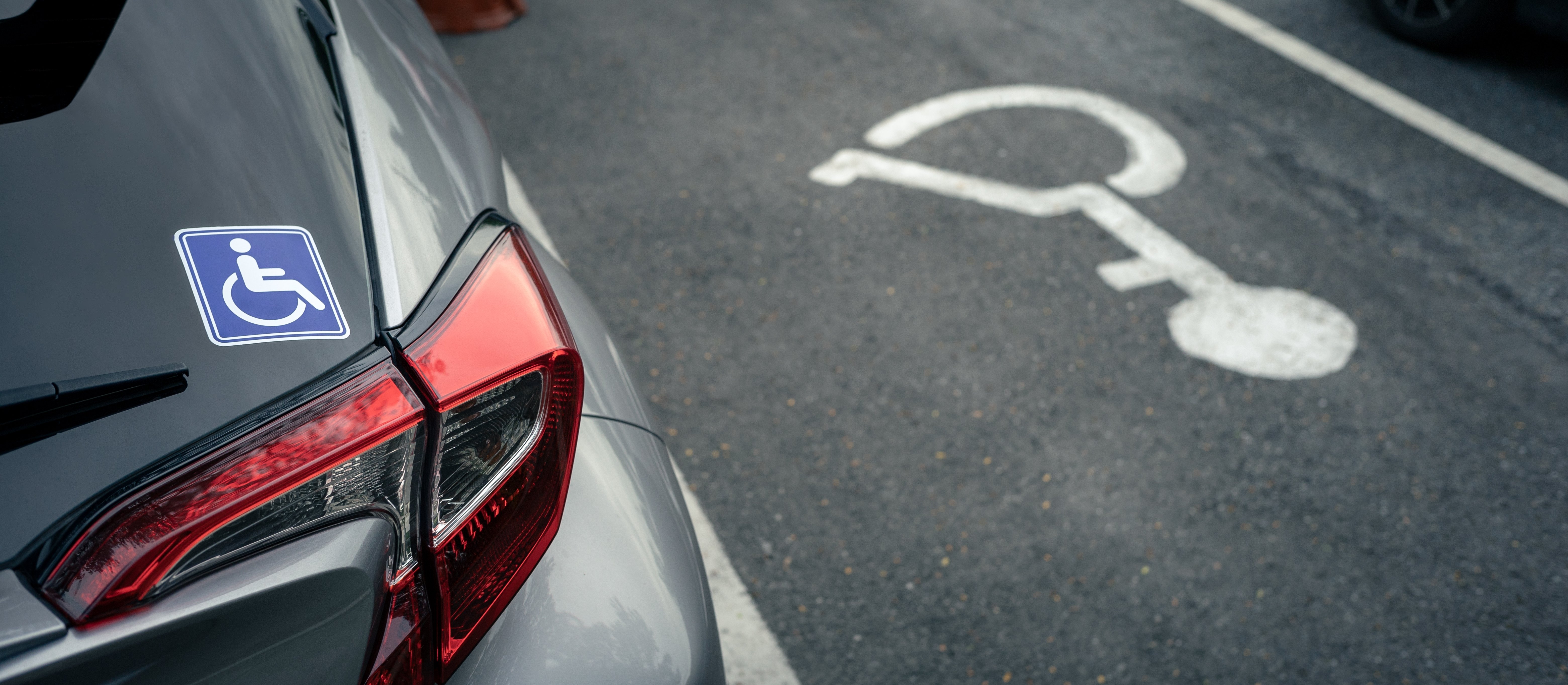 Karty parkingowe czekają duże zmiany. Nowe przepisy obejmą 930 tys. osób