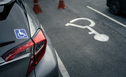 Karty parkingowe dla osób z niepełnosprawnościami mają pozostać ważne do czasu wprowadzenia nowego, 